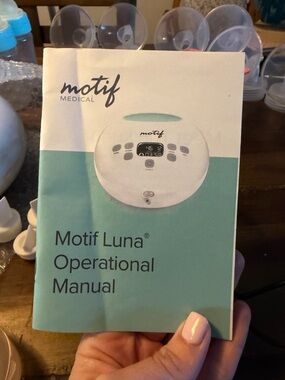 Motif Luna Breast pump with accessories